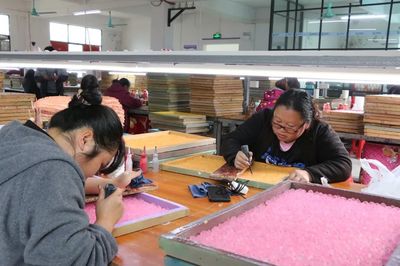 荔波扶贫车间里的“致富玩具” 工人月入破万，小产品撬动大幸福