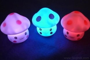 七彩表情蘑菇灯 点亮童趣与商机的热卖地摊发光玩具